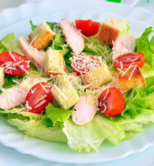салат цезарь с курицей