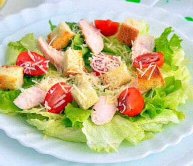 салат цезарь с курицей